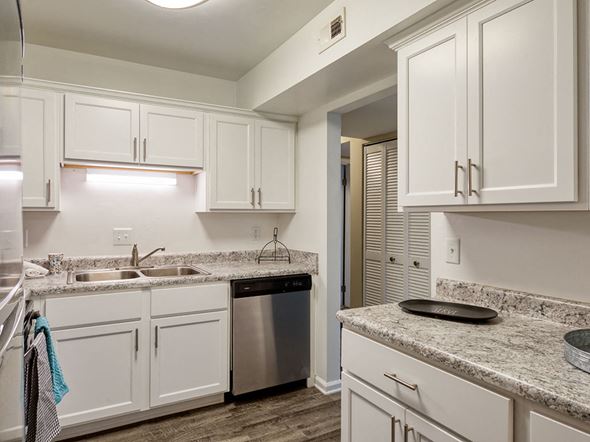 Williamsburg apartment for rent - Kitchen at Colonial Towne Apartments