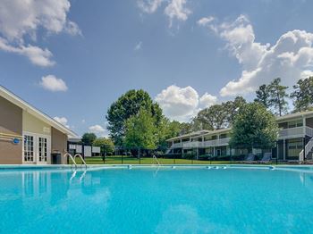 3 Sparkling swimming pools
