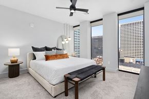 Columbus apartment for rent - a bedroom with a bed and a ceiling fanat Preston Centre, Ohio, 43215