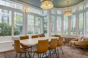 Dublin apartment for rent - A dining room with a round table and chairs. at Times Square, Ohio