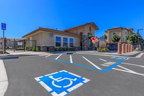 Pittsburg apartment for rent - Parking Lot at Edgewater, Pittsburg California 