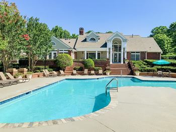 Pool with sundeck and wifi