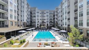 Franklin apartment for rent - Heated knife-edge pool with sun shelves, cabanas, deck shower and water feature