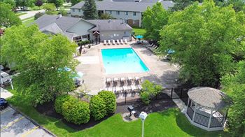 Heated outdoor pool with sundeck and wifi