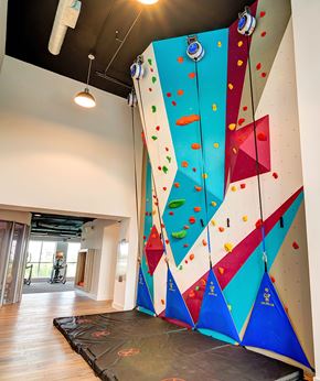 Fort Myers apartment for rent - Rock climbing wall