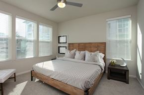 Davenport apartment for rent - Main bedrooms accommodate king size furniture