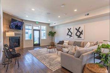 Community lounge & clubhouse