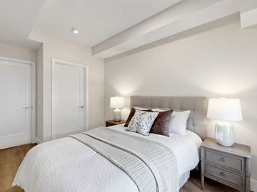 Listowel apartment for rent - A bedroom with a large bed and two lamps.