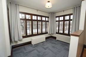 St. Paul apartment for rent - Attractive front south-facing room.