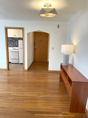 Saint Paul apartment for rent - Interesting vintage details - arched doorways and coved ceilings.