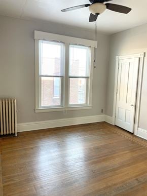 St. Paul apartment for rent - A room with a ceiling fan and a window with blinds.