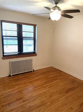 St. Paul apartment for rent - A room with a ceiling fan and a window with blinds.