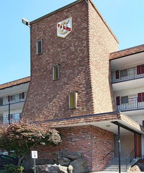Shoreline apartment for rent - A building with a clock tower and a sign that says 5.