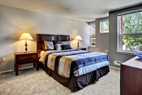 Bellevue apartment for rent - A bedroom with a large bed and two lamps.