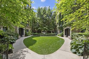 Chicago apartment for rent - Resident Courtyard at 849