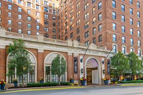 Chicago apartment for rent - the building in which the hotel is located
