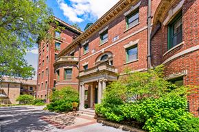 Chicago apartment for rent - the building in which the apartment is located
