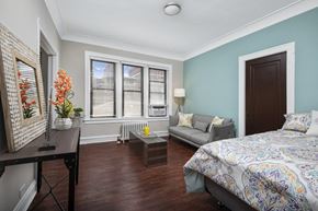 Chicago apartment for rent - a bedroom with a bed and a couch