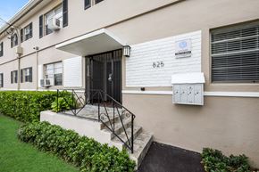 Miami apartment for rent - A building with the number 825 on it.