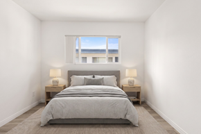San Diego apartment for rent - A bedroom with a large bed and two lamps.