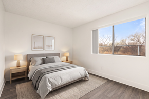 Ramona apartment for rent - A bedroom with a large bed and two lamps on side tables.