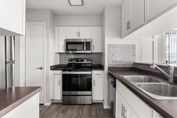 Full kitchen appliance package w/ refrigerator, dishwasher & disposal