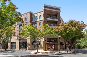 Boutiques & restaurants onsite