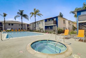 Lakeside apartment for rent - A round pool with a ladder in the middle of it.