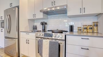 Gatineau apartment for rent - A modern kitchen with a stove top oven and a refrigerator.