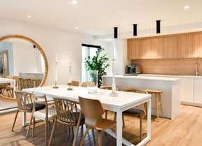 Gatineau apartment for rent - A modern dining room with a white table and chairs. at Château golf, Gatineau