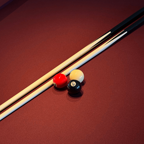 Gatineau apartment for rent - Three pool balls are lined up on a pool table.