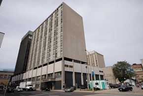 Hamilton apartment for rent - A large building with a flat roof and a grey facade.