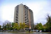 Hamilton apartment for rent - A tall building with a parking lot in front of it.