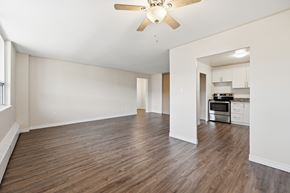 Hamilton apartment for rent - A room with wooden floors and a ceiling fan.