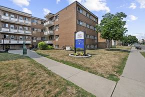 Hamilton apartment for rent - A large brick building with a sign that says "Bella Vista Apartments".