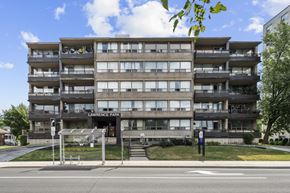 Hamilton apartment for rent - A large apartment building with the name Lawrence Park on the front.