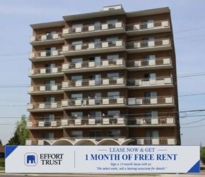 Hamilton apartment for rent - A tall apartment building with a sign in front that says "1 month of free rent".