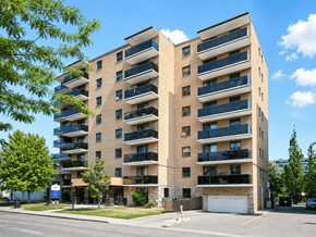 Hamilton apartment for rent - A large apartment building with balconies on the second floor.