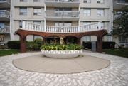 Hamilton apartment for rent - A courtyard with a fountain and a sign that says "GOLOSUMM".