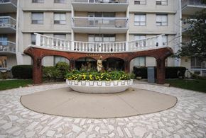 Hamilton apartment for rent - A courtyard with a fountain and a sign that says "GOLOSUMM".