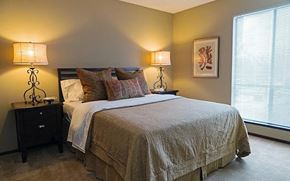 Kansas City apartment for rent - A bedroom with a bed, two nightstands, and two lamps.