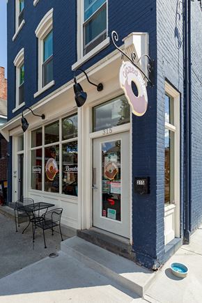 Beacon apartment for rent - A blue building with a white door and a sign that says "Coffee".