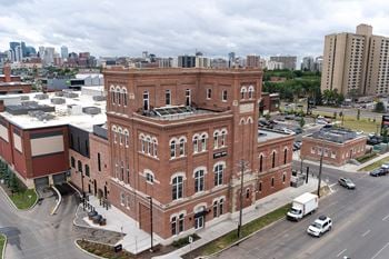 Walking distance to brewery district