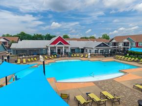 Louisville apartment for rent - A large outdoor swimming pool surrounded by sun loungers and umbrellas.