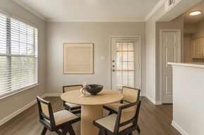 Cordova apartment for rent - A dining room with a round table and chairs.