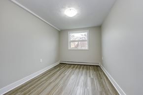 Cambridge apartment for rent - A room with a window and wooden flooring.