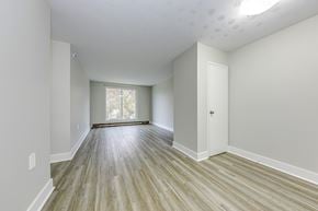 Cambridge apartment for rent - A room with wooden flooring and a window.