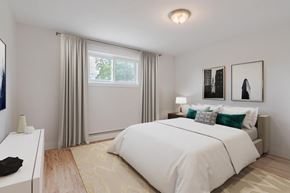 London apartment for rent - A bedroom with a large bed and a window with curtains.