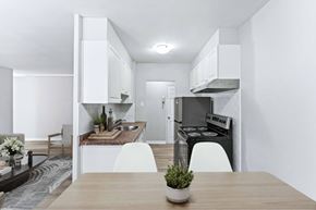 London apartment for rent - A modern kitchen with a wooden table and white chairs.