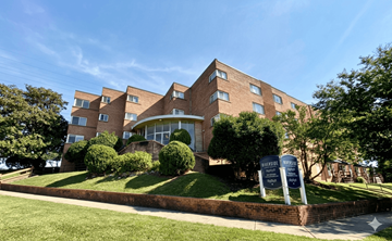 Richmond apartment for rent - A large brick building with a sign in front that says "Bedford Place".